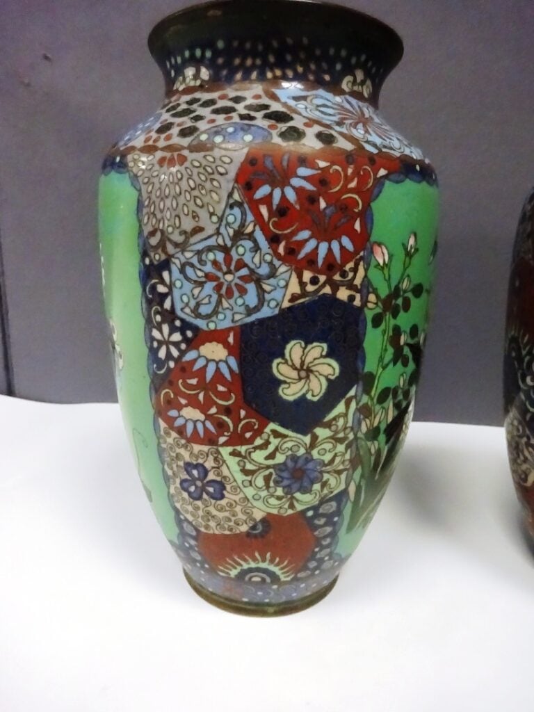 [-] PAIRE DE VASES EN EMAUX CLOISONNES - Japon - Sur fond vert d'eau s'inscrive…