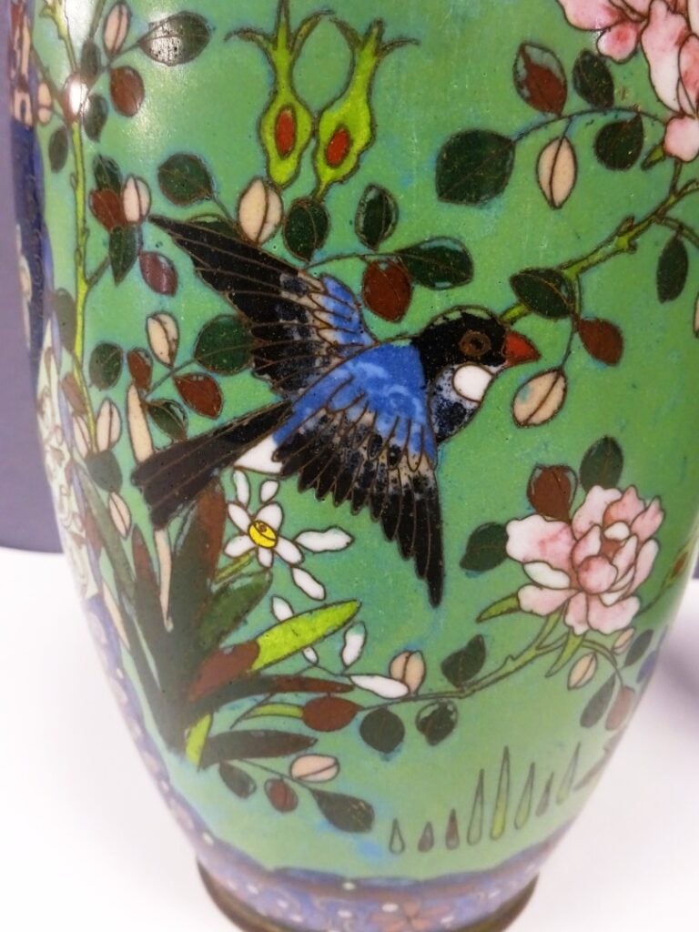 [-] PAIRE DE VASES EN EMAUX CLOISONNES - Japon - Sur fond vert d'eau s'inscrive…