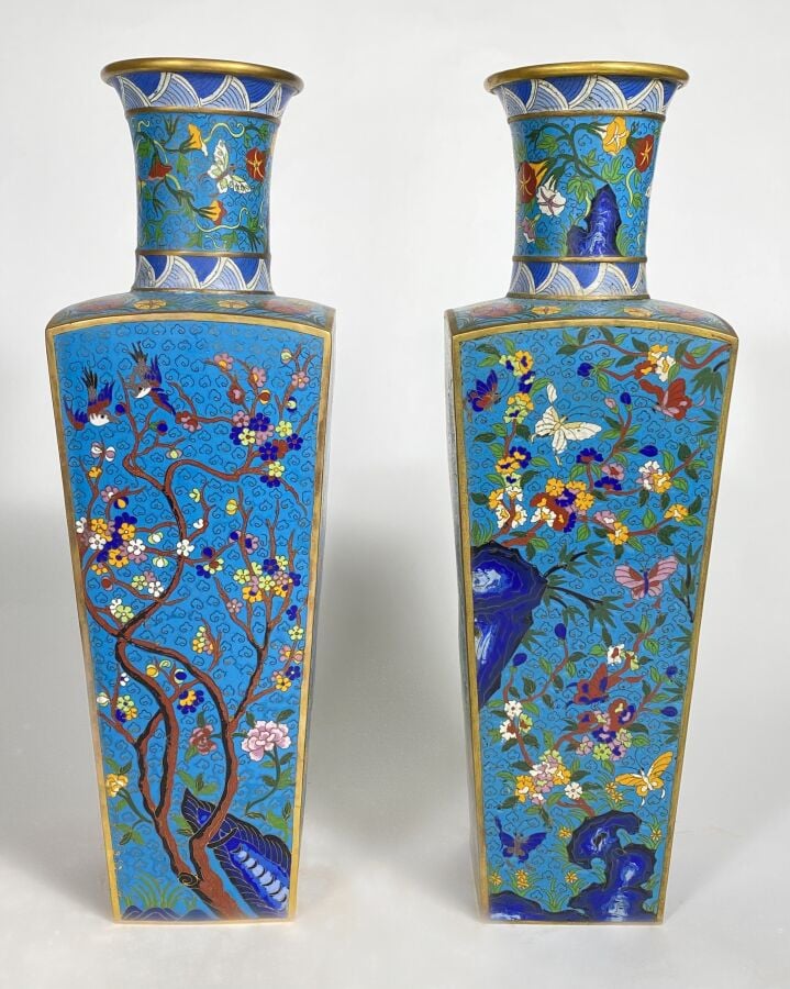 Paire de vases en émaux cloisonnés polychromes à décor de fleurs, papillons et…