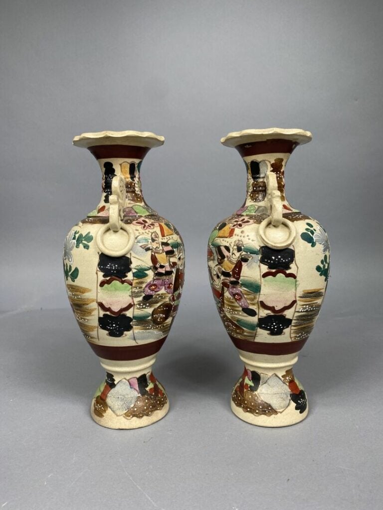 Paire de vases en faïence de Satsuma à décor de personnages, anses en forme de…