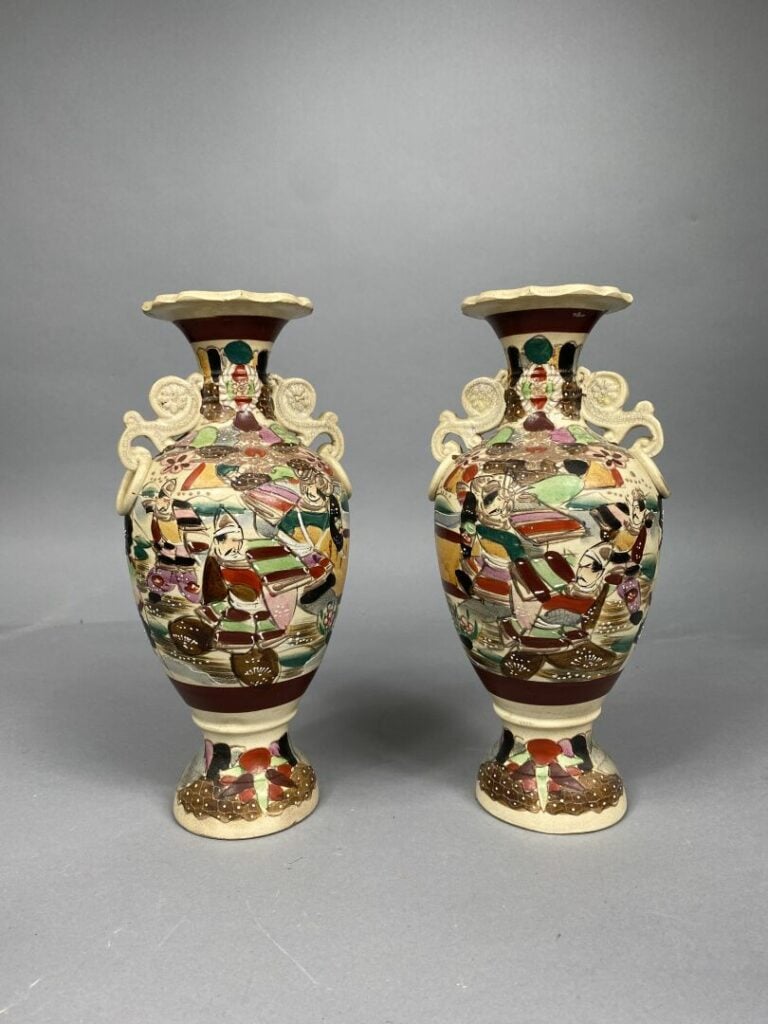 Paire de vases en faïence de Satsuma à décor de personnages, anses en forme de…