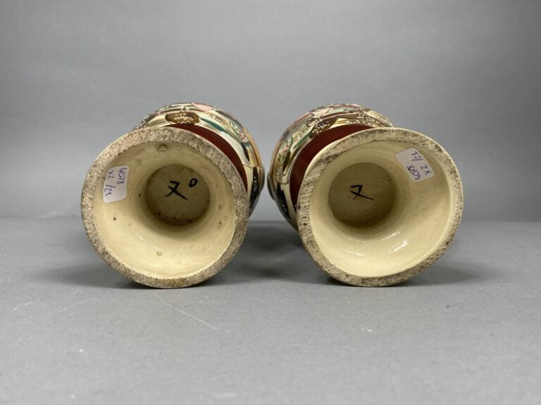 Paire de vases en faïence de Satsuma à décor de personnages, anses en forme de…