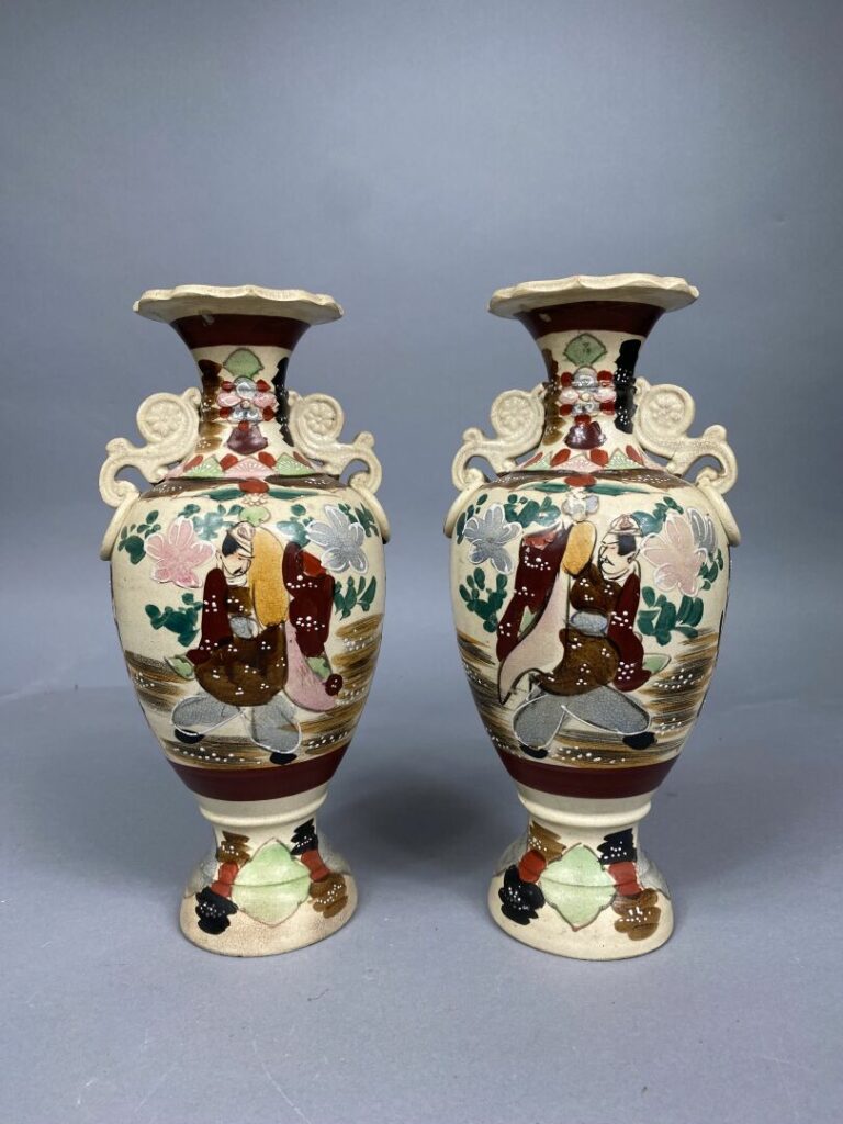 Paire de vases en faïence de Satsuma à décor de personnages, anses en forme de…