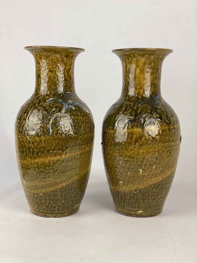 Paire de vases en grès émaillé brun clair - Chine du Sud ou Japon - A décor de…