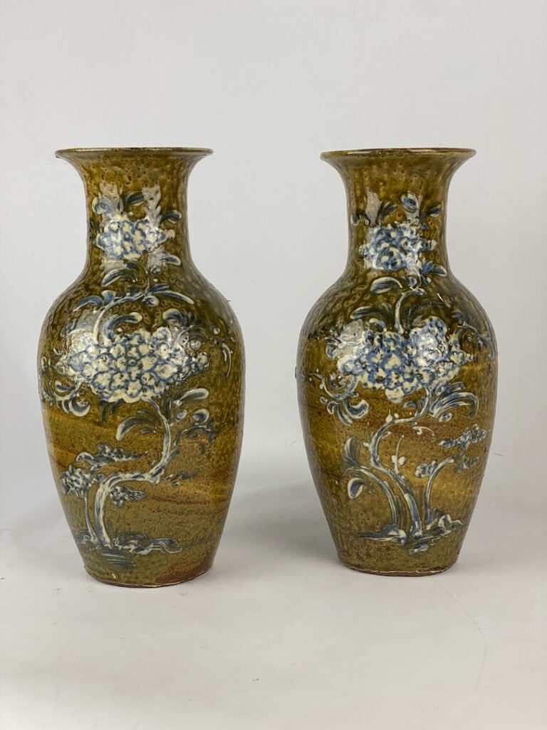 Paire de vases en grès émaillé brun clair - Chine du Sud ou Japon - A décor de…