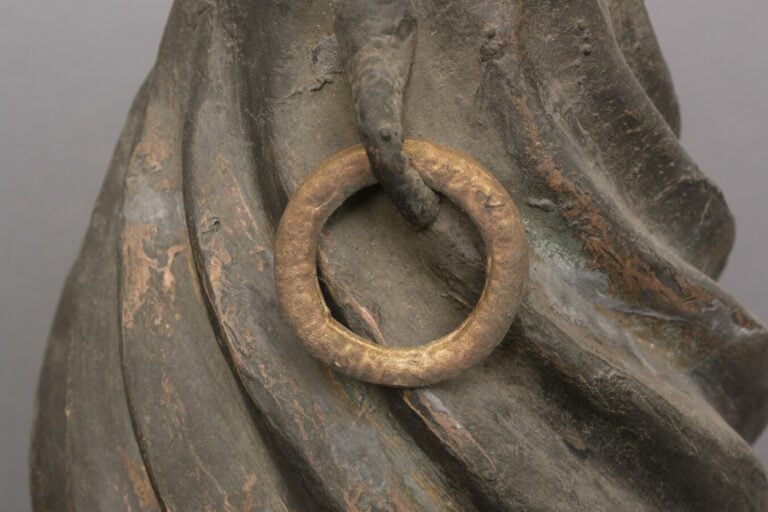 Paire de vases en métal à la surface rugueuse en forme de spirale. Les deux pos…