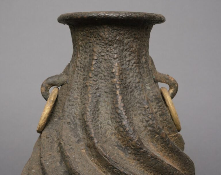 Paire de vases en métal à la surface rugueuse en forme de spirale. Les deux pos…
