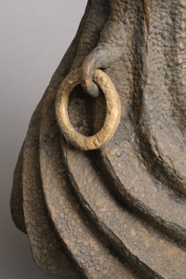 Paire de vases en métal à la surface rugueuse en forme de spirale. Les deux pos…