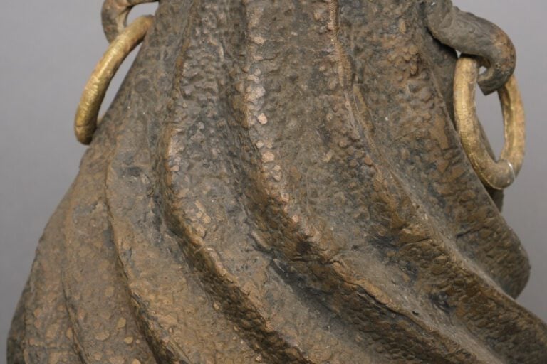 Paire de vases en métal à la surface rugueuse en forme de spirale. Les deux pos…