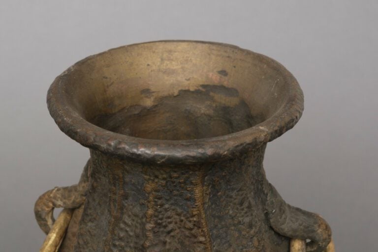 Paire de vases en métal à la surface rugueuse en forme de spirale. Les deux pos…