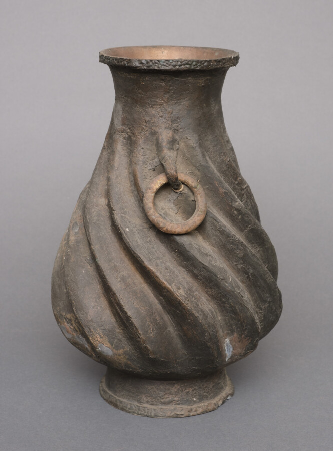 Paire de vases en métal à la surface rugueuse en forme de spirale. Les deux pos…