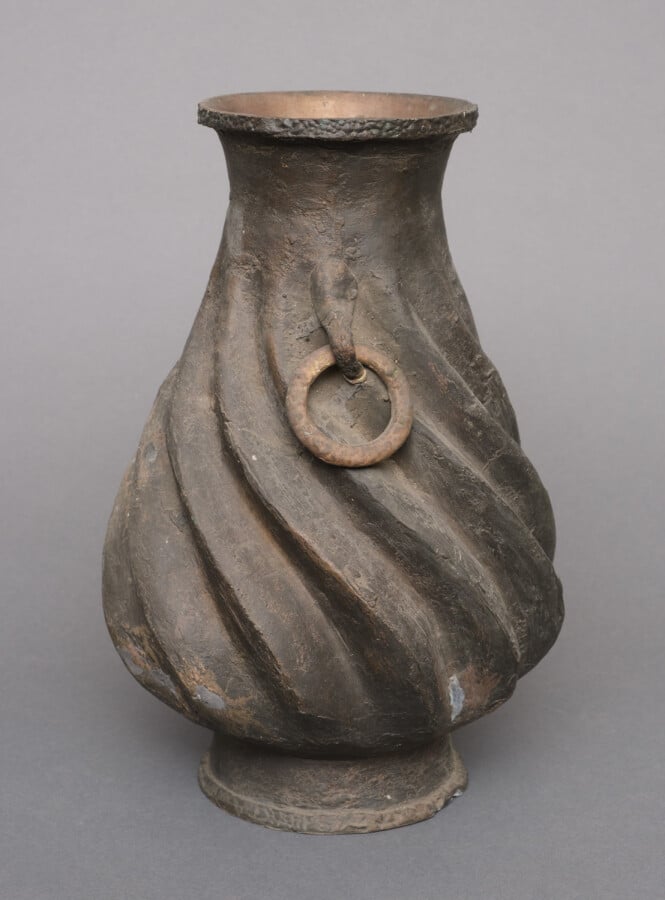Paire de vases en métal à la surface rugueuse en forme de spirale. Les deux pos…