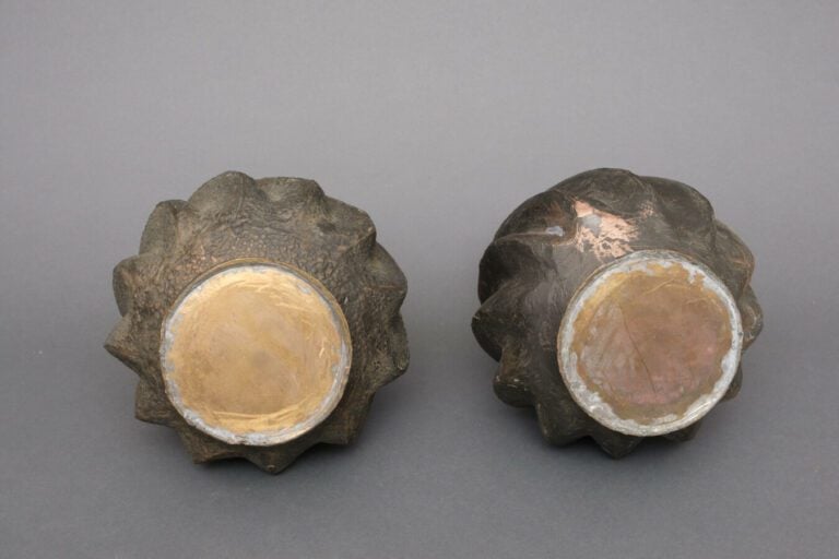 Paire de vases en métal à la surface rugueuse en forme de spirale. Les deux pos…