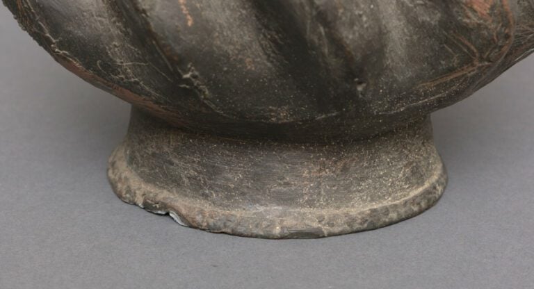 Paire de vases en métal à la surface rugueuse en forme de spirale. Les deux pos…