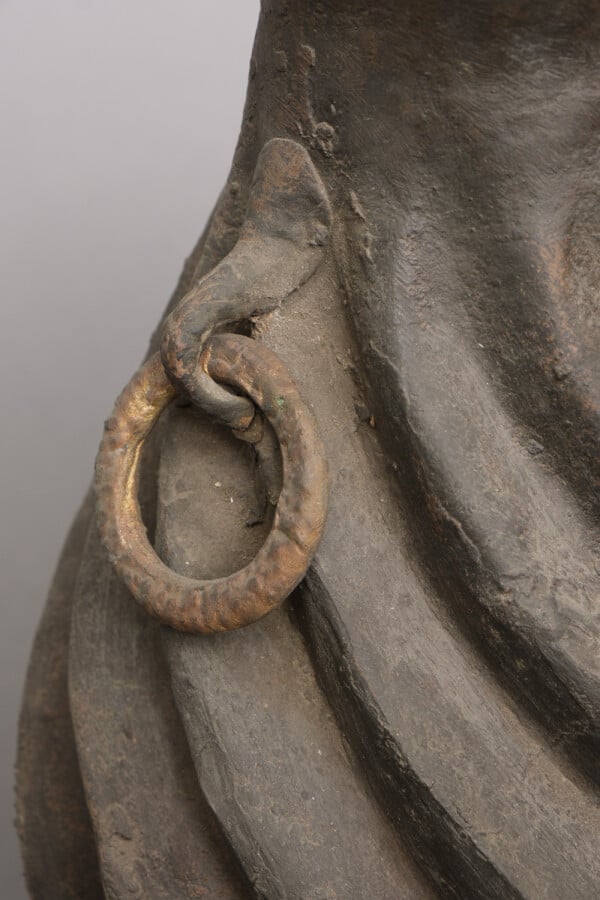 Paire de vases en métal à la surface rugueuse en forme de spirale. Les deux pos…