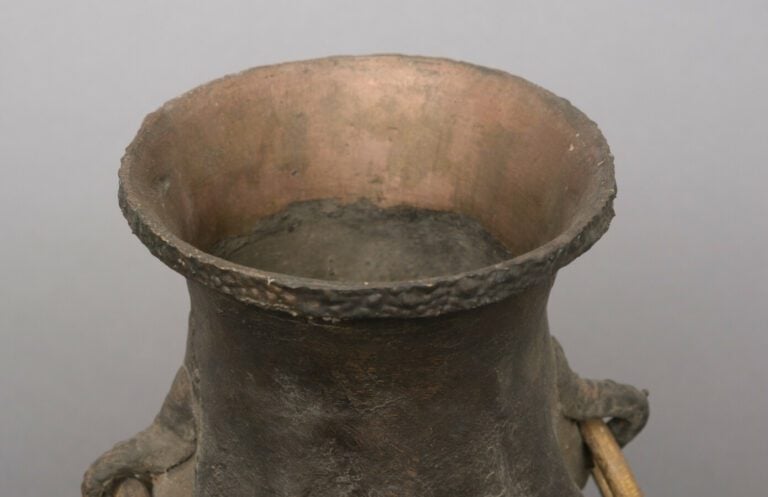 Paire de vases en métal à la surface rugueuse en forme de spirale. Les deux pos…