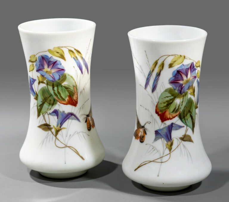 Paire de vases en opaline blanche à décor polychrome de liserons.Fin du XIXe si…
