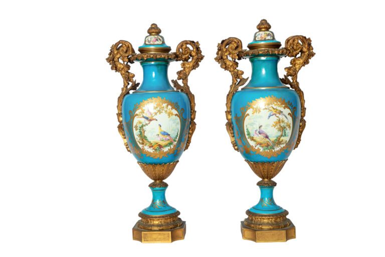 Paire de vases en porcelaine de Paris, à décor de scènes galantes dans des méda…