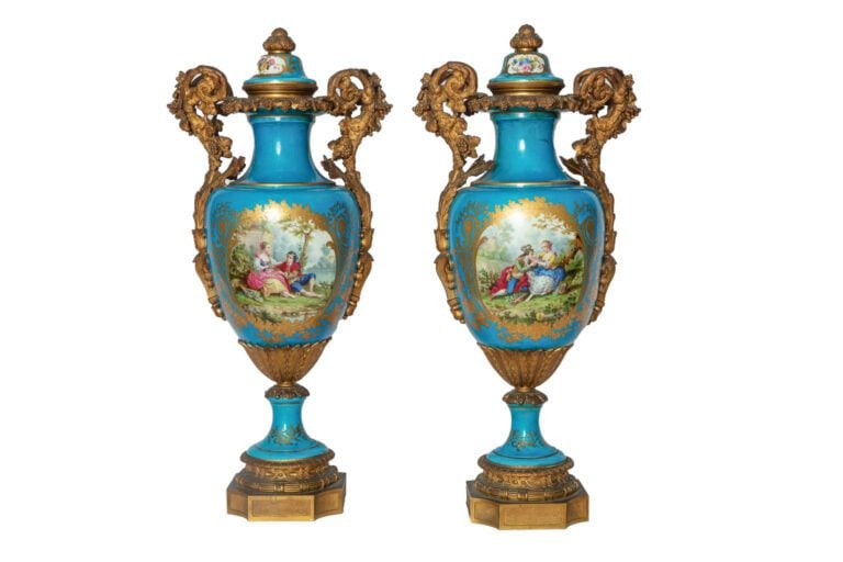 Paire de vases en porcelaine de Paris, à décor de scènes galantes dans des méda…