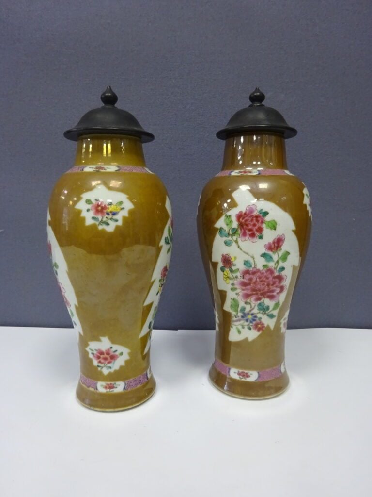 [-] PAIRE DE VASES EN PORCELAINE EMAILLEE CAPUCIN - Chine - Vases à épaulement…