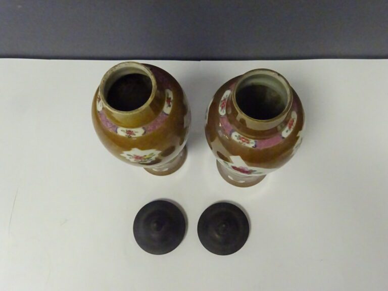 [-] PAIRE DE VASES EN PORCELAINE EMAILLEE CAPUCIN - Chine - Vases à épaulement…