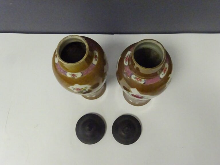 [-] PAIRE DE VASES EN PORCELAINE EMAILLEE CAPUCIN - Chine - Vases à épaulement…