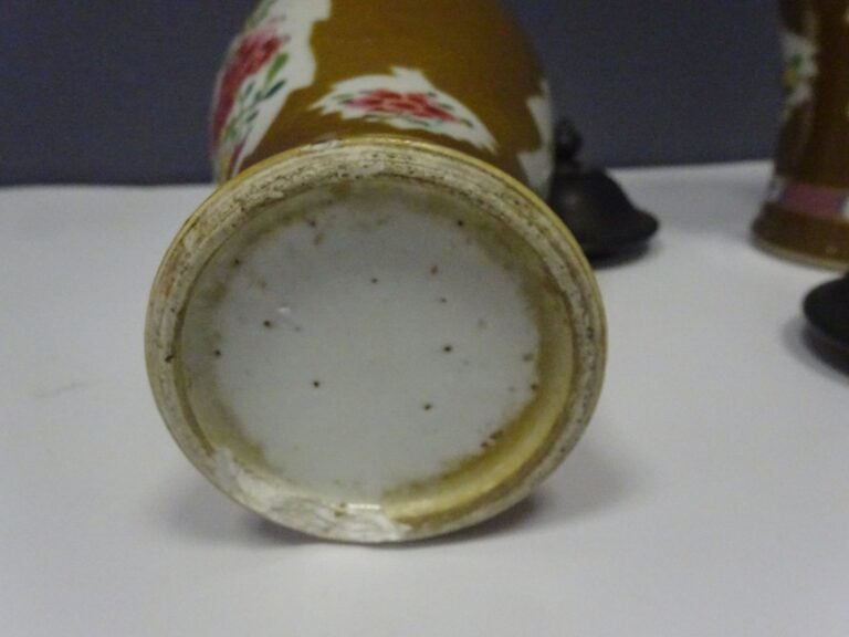 [-] PAIRE DE VASES EN PORCELAINE EMAILLEE CAPUCIN - Chine - Vases à épaulement…