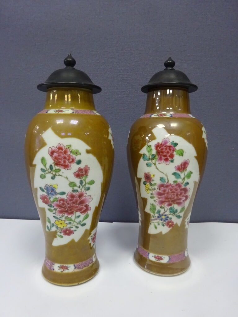 [-] PAIRE DE VASES EN PORCELAINE EMAILLEE CAPUCIN - Chine - Vases à épaulement…