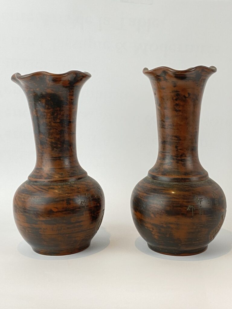 Paire de vases en terre cuite à col festonné - Poèmes et bouddha - H : 22 cm