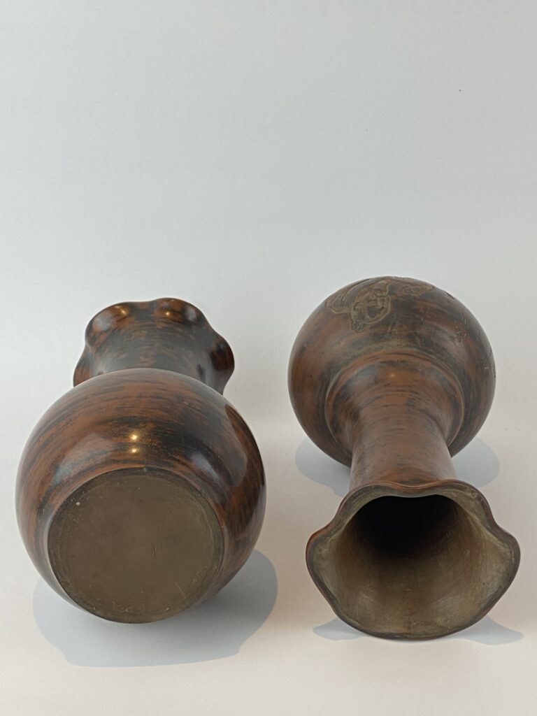 Paire de vases en terre cuite à col festonné - Poèmes et bouddha - H : 22 cm