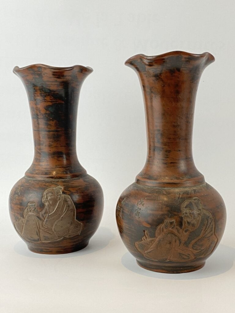 Paire de vases en terre cuite à col festonné - Poèmes et bouddha - H : 22 cm