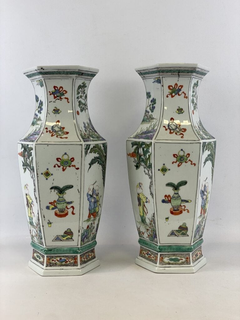 Paire de vases hexagonaux à pans coupés en porcelaine - Dans le goût chinois -…