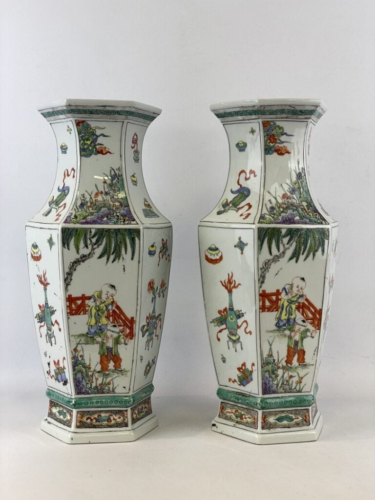 Paire de vases hexagonaux à pans coupés en porcelaine - Dans le goût chinois -…