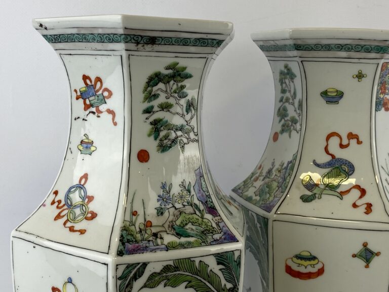 Paire de vases hexagonaux à pans coupés en porcelaine - Dans le goût chinois -…