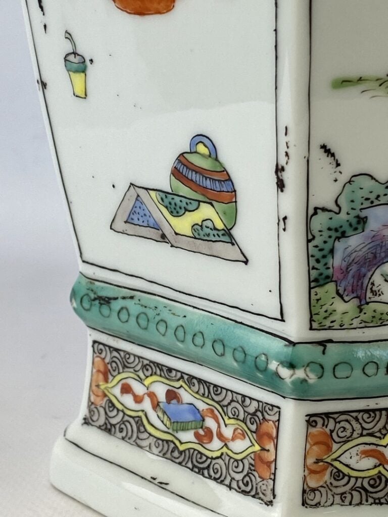 Paire de vases hexagonaux à pans coupés en porcelaine - Dans le goût chinois -…