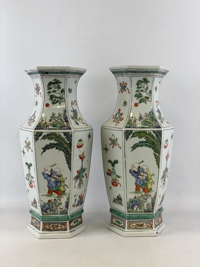 Paire de vases hexagonaux à pans coupés en porcelaine - Dans le goût chinois -…