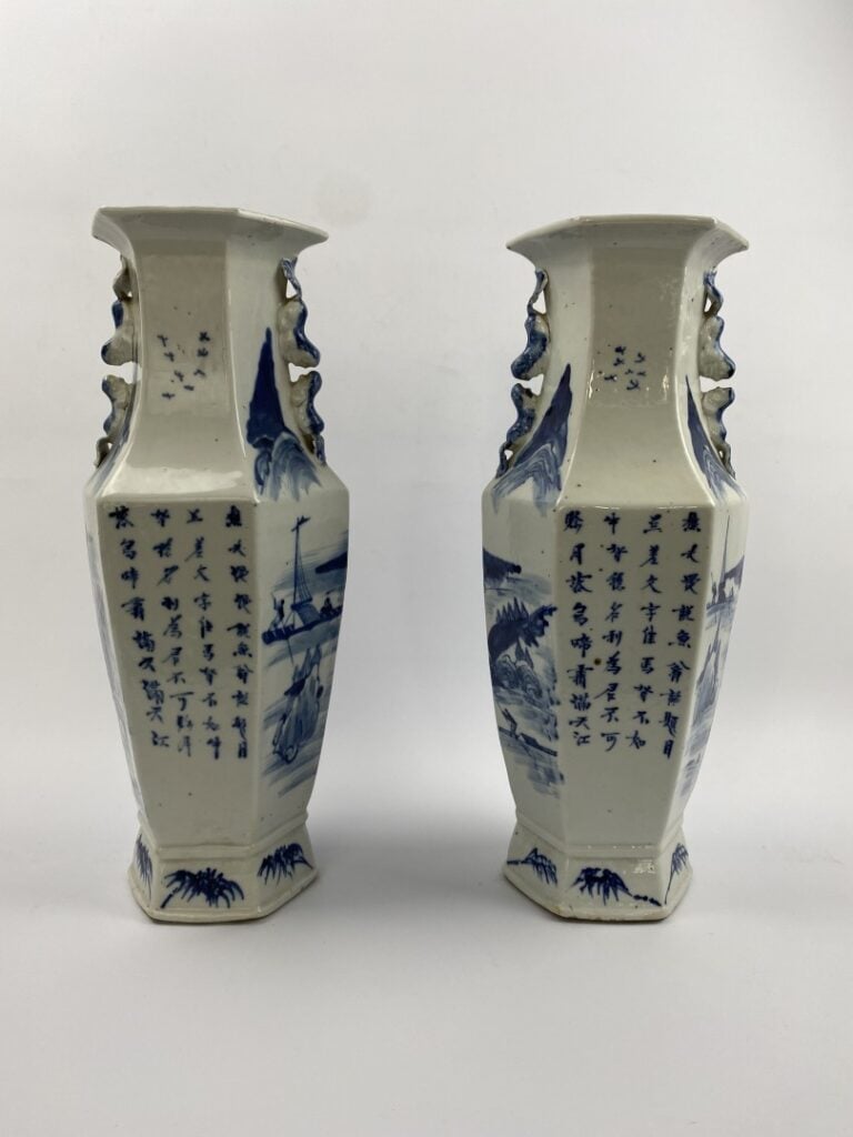 Paire de vases hexagonaux / siamois en porcelaine bleu blanc - Chine du Sud ou…