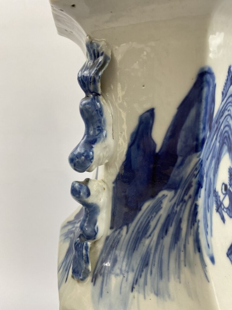 Paire de vases hexagonaux / siamois en porcelaine bleu blanc - Chine du Sud ou…