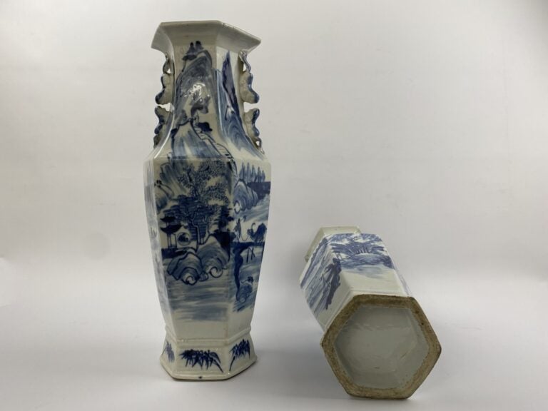 Paire de vases hexagonaux / siamois en porcelaine bleu blanc - Chine du Sud ou…