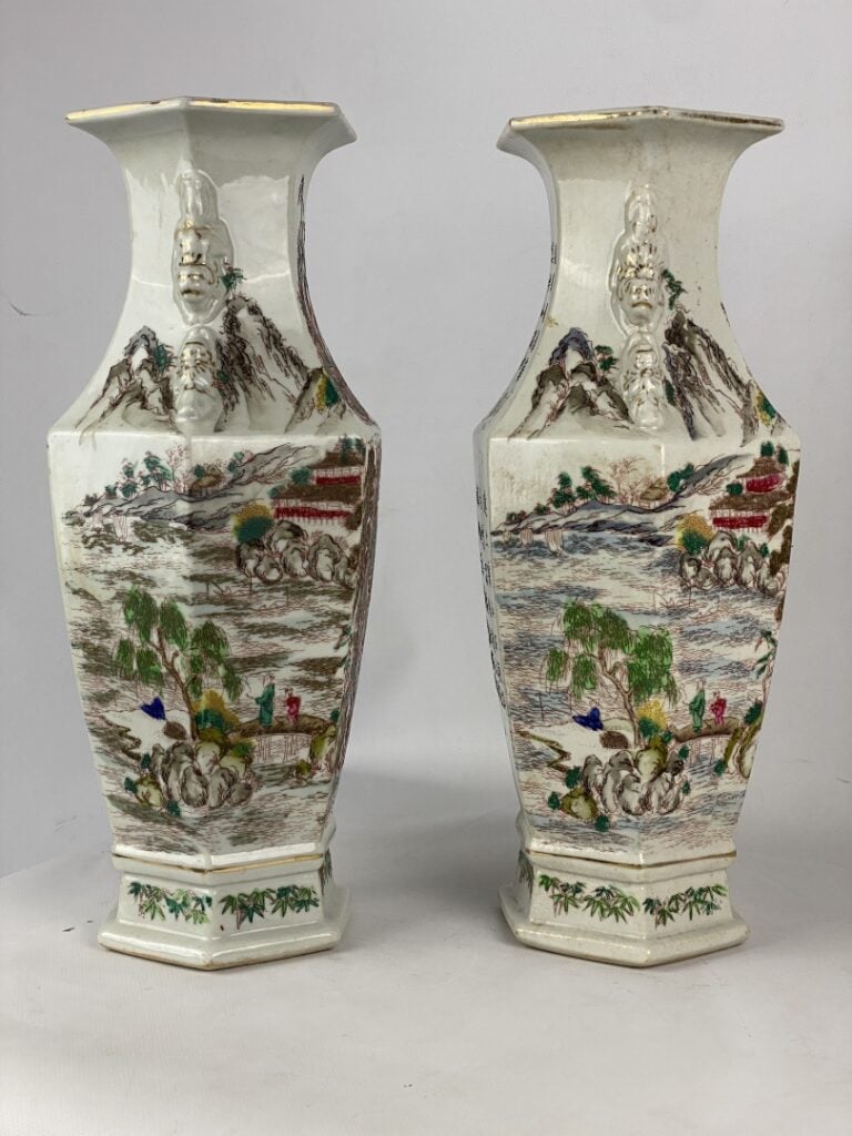Paire de vases hexagonaux / siamois en porcelaine - Dans le goût chinois - A dé…