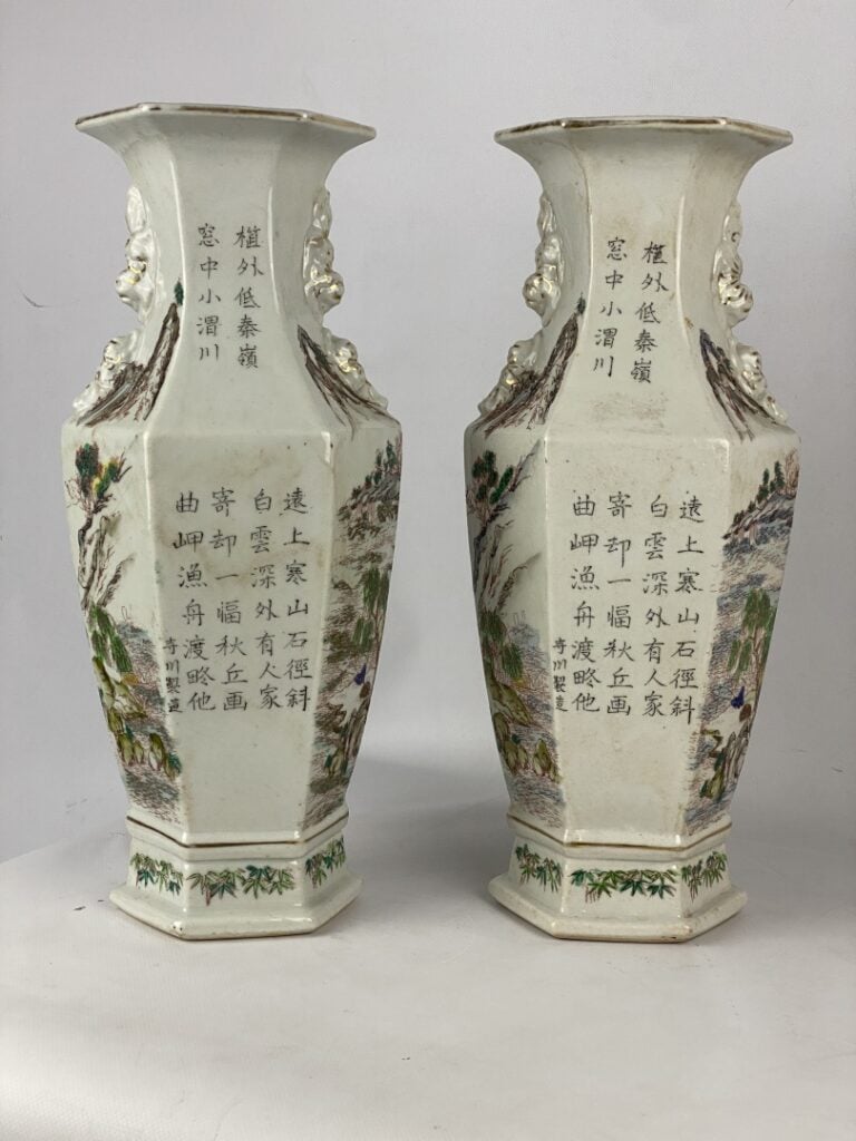 Paire de vases hexagonaux / siamois en porcelaine - Dans le goût chinois - A dé…
