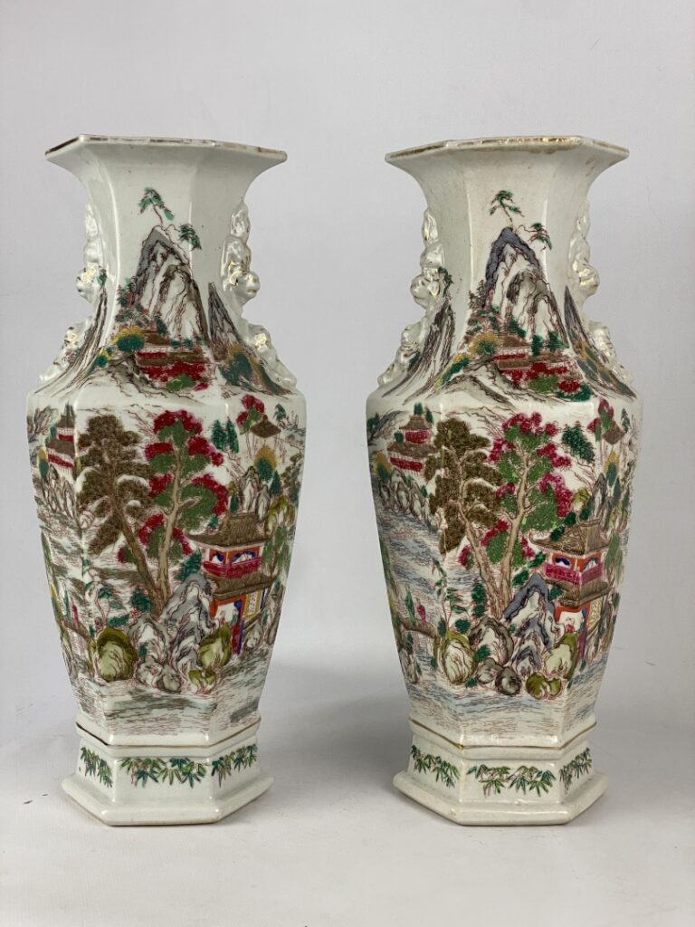 Paire de vases hexagonaux / siamois en porcelaine - Dans le goût chinois - A dé…