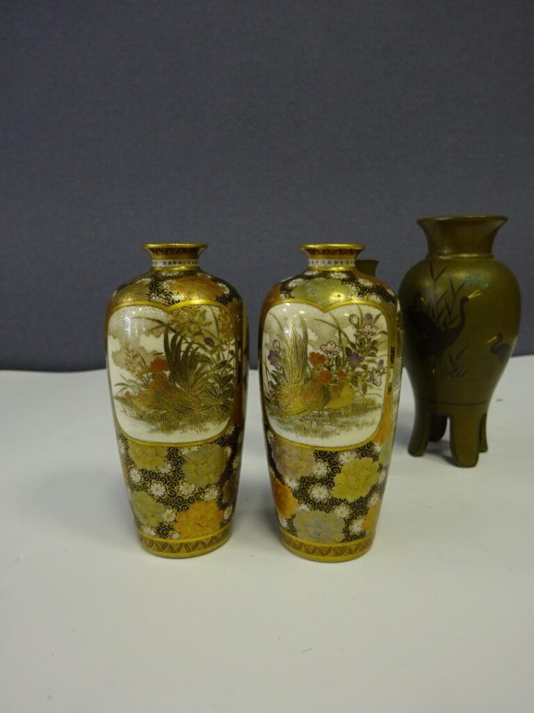 [-] PAIRE DE VASES MINIATURES EN CERAMIQUE DE SATSUMA - Japon - Sur fond de fle…