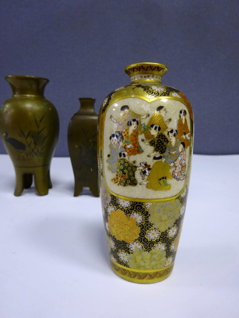 [-] PAIRE DE VASES MINIATURES EN CERAMIQUE DE SATSUMA - Japon - Sur fond de fle…