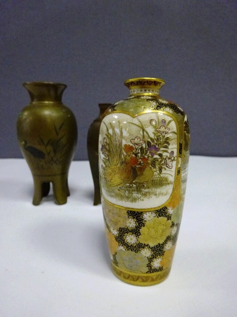 [-] PAIRE DE VASES MINIATURES EN CERAMIQUE DE SATSUMA - Japon - Sur fond de fle…