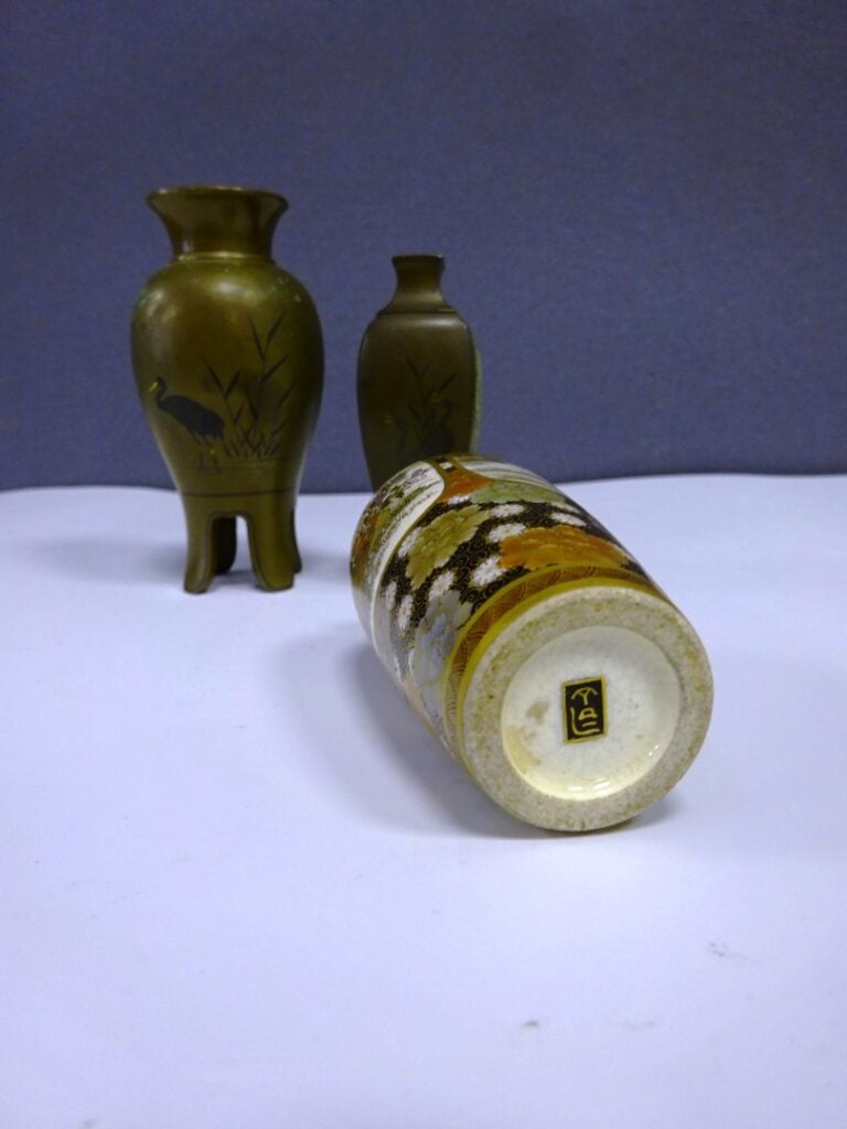 [-] PAIRE DE VASES MINIATURES EN CERAMIQUE DE SATSUMA - Japon - Sur fond de fle…