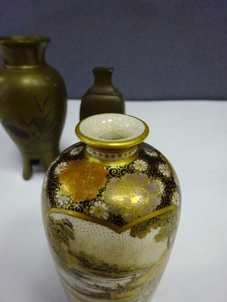 [-] PAIRE DE VASES MINIATURES EN CERAMIQUE DE SATSUMA - Japon - Sur fond de fle…