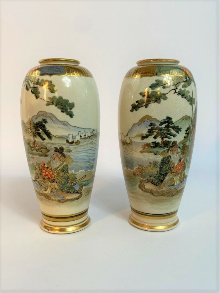 PAIRE DE VASES OVOIDES ETIRES EN FAIENCE DE SATSUMA POLYCHROME ET OR - Japon, F…
