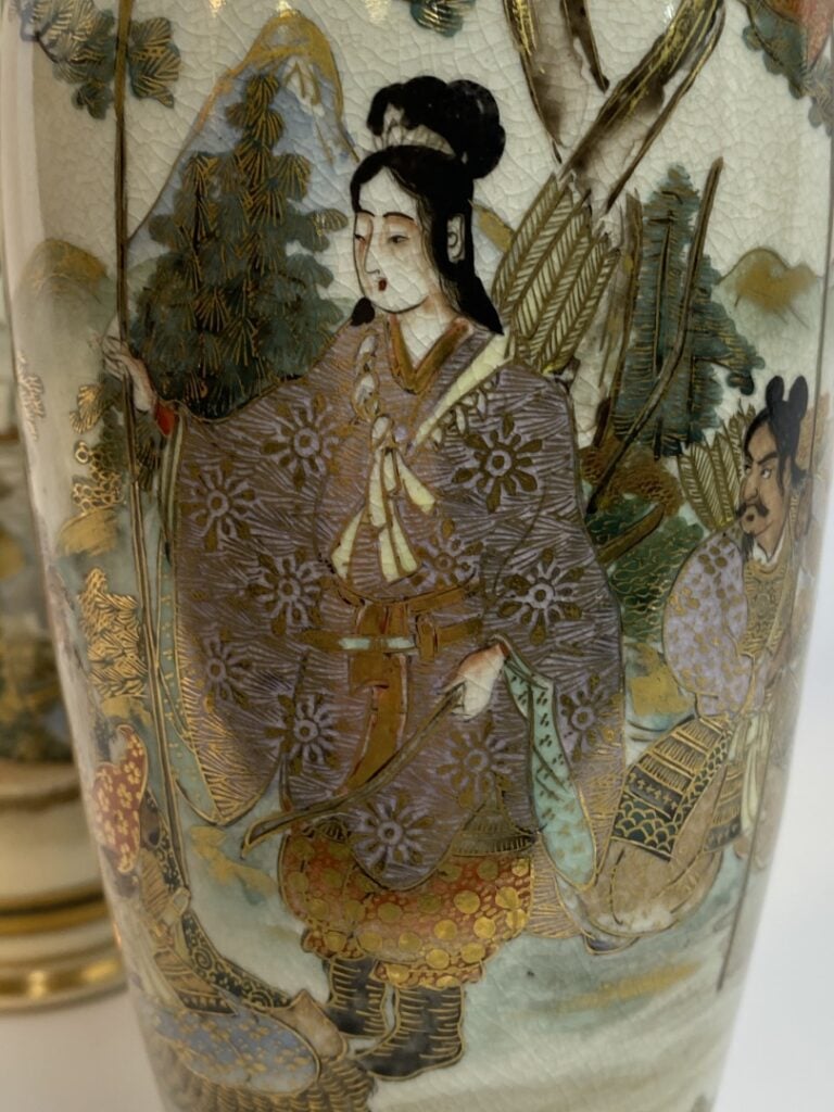 PAIRE DE VASES OVOIDES ETIRES EN FAIENCE DE SATSUMA POLYCHROME ET OR - Japon, F…