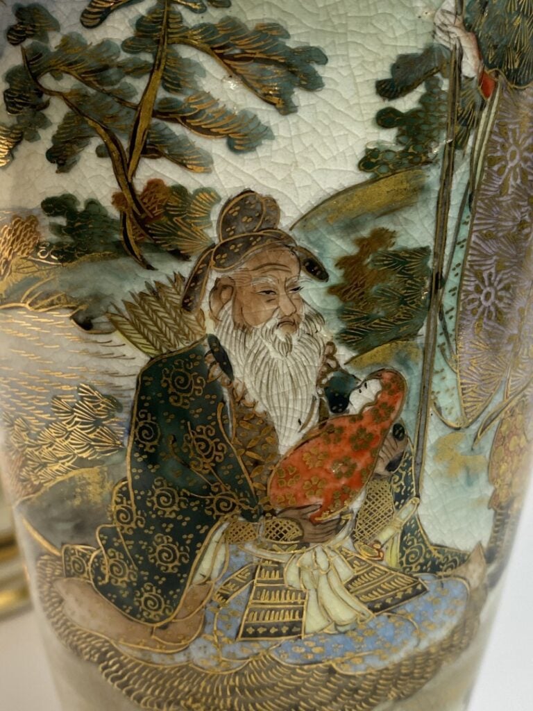 PAIRE DE VASES OVOIDES ETIRES EN FAIENCE DE SATSUMA POLYCHROME ET OR - Japon, F…
